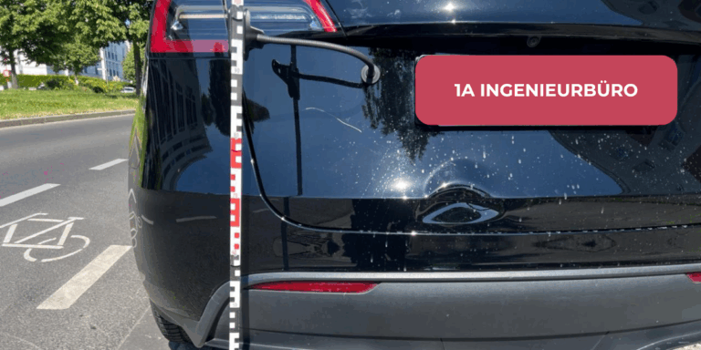 Beule am Heck eines Tesla unter dem Kennzeichen – dokumentierter Karosserieschaden für Kfz-Gutachten in Köln