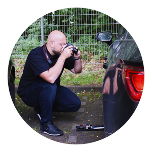 Kfz-Gutachter bei der Schadensaufnahme in Köln. Mit Kontaktspurenpulver können kleinste Schäden sichtbar gemacht werden.