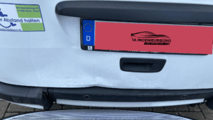 Beschädigung an der Heckklappe durch Auffahrunfall Köln Kfz Gutachten