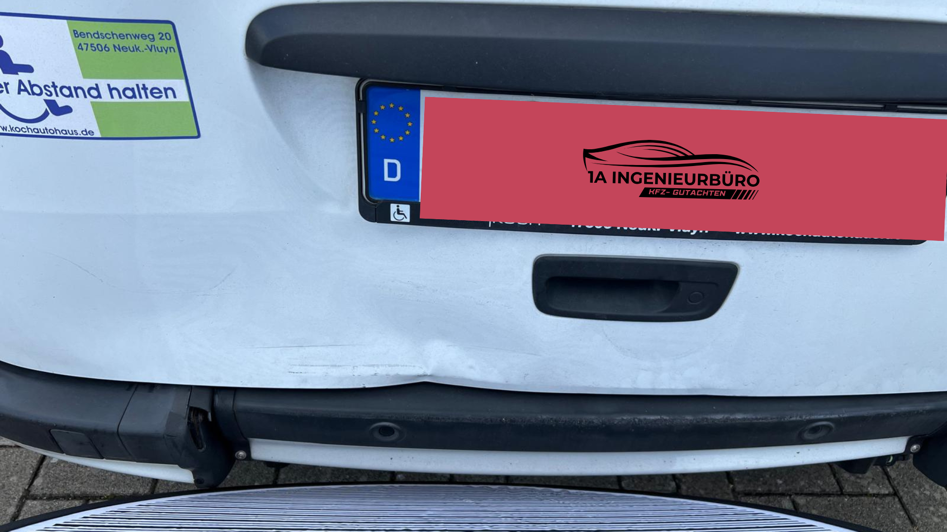 Beschädigung an der Heckklappe durch Auffahrunfall Köln Kfz Gutachten