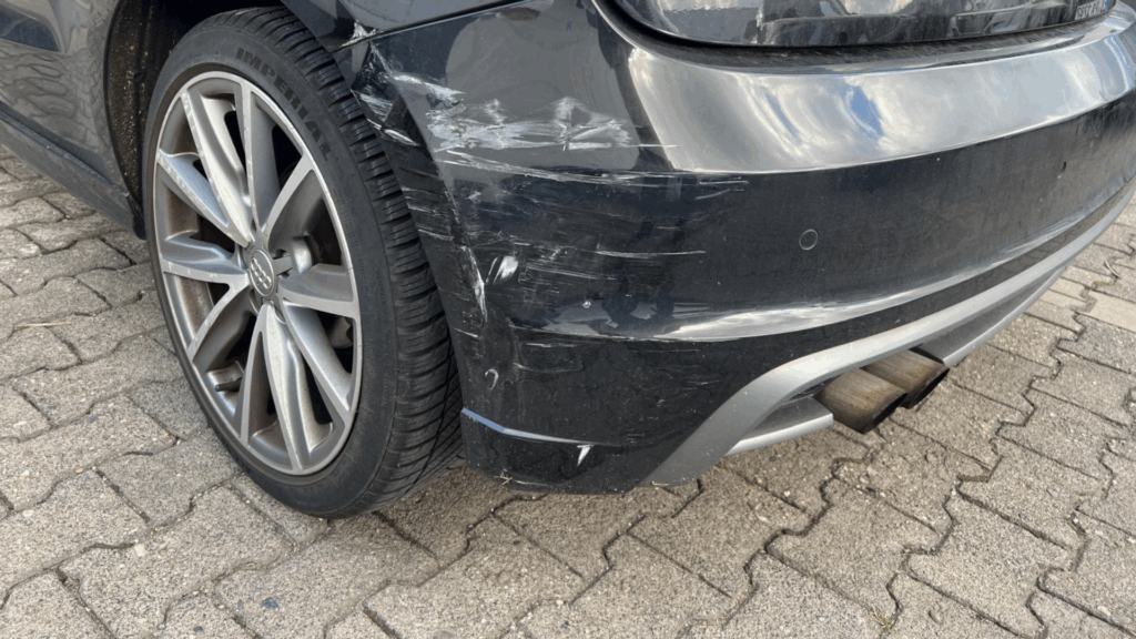 Unfallgutachten in Köln: Stark beschädigter Kotflügel